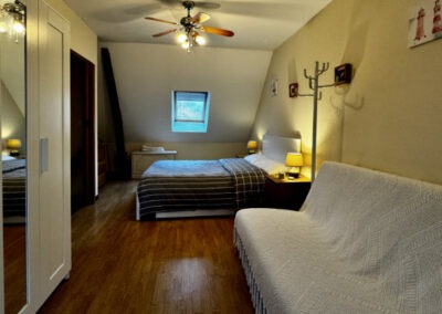 Gite la Grange rustique, Schlafzimmer mit Schlafsofa und Schrank