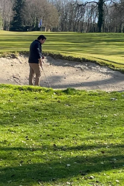 Golfer im Erdloch