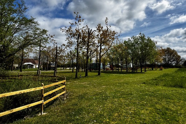 Weiher mit Camping