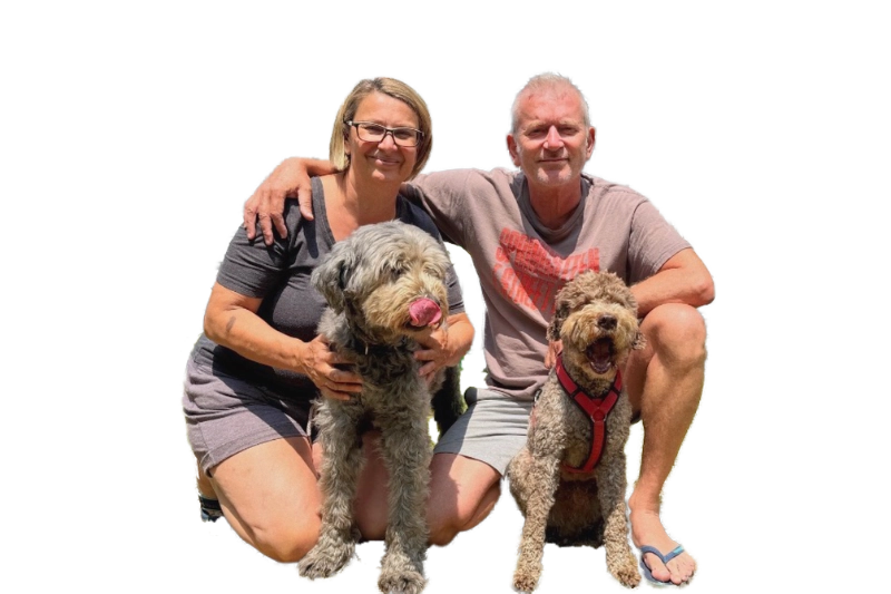 Sibylle und Thomas mit den Hunden vom Camping le Cormier
